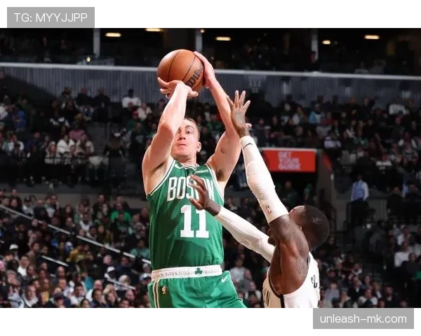 佩顿·普里查德无球跑动制造空位，三分效率领跑替补席