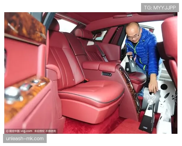 苏翊鸣拎着外卖站在豪车旁，那反差直接让我笑出声